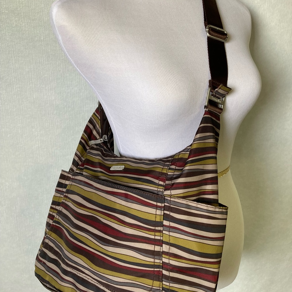 Baggallini large bag with a stone like design. Multiple colors earthy tones.